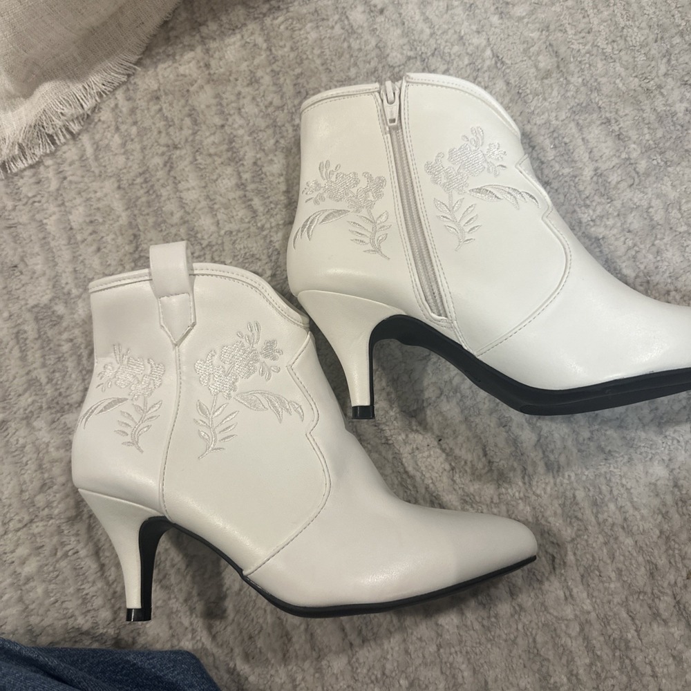 Cato Comfort Ankle Boots Rodeo Cowgirl Women's Size 7M White Embroidered Heeled - Picture 9 of 14